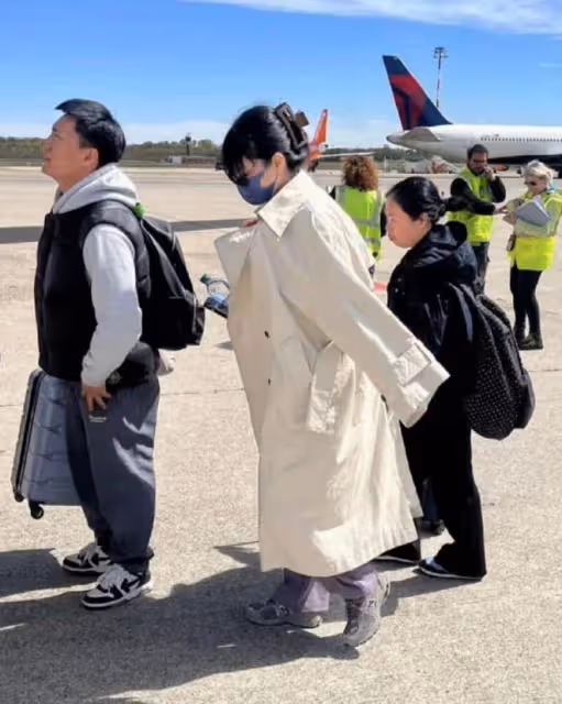 53歲王菲打扮土氣現身機場，小腹凸起引熱議，網友：不會懷孕了吧