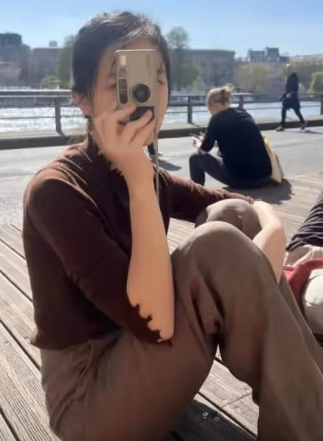 53歲王菲打扮土氣現身機場，小腹凸起引熱議，網友：不會懷孕了吧