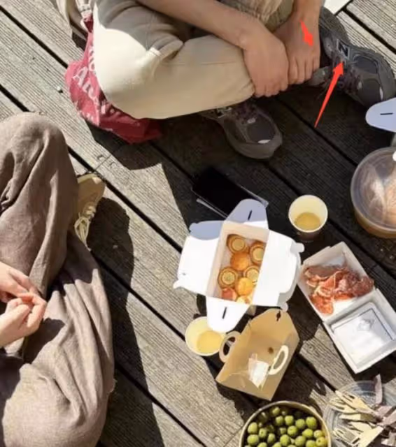 53歲王菲打扮土氣現身機場，小腹凸起引熱議，網友：不會懷孕了吧