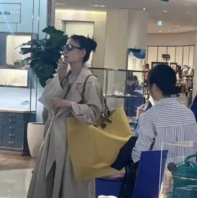53歲王菲打扮土氣現身機場，小腹凸起引熱議，網友：不會懷孕了吧