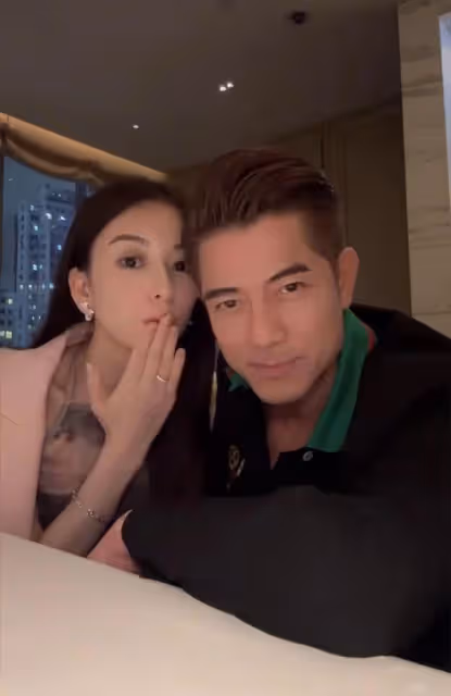 方媛慶結婚周年甜蜜獻吻!郭富城耍帥不動似蠟像,遭調侃被迫營業