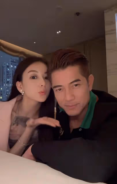 方媛慶結婚周年甜蜜獻吻!郭富城耍帥不動似蠟像,遭調侃被迫營業