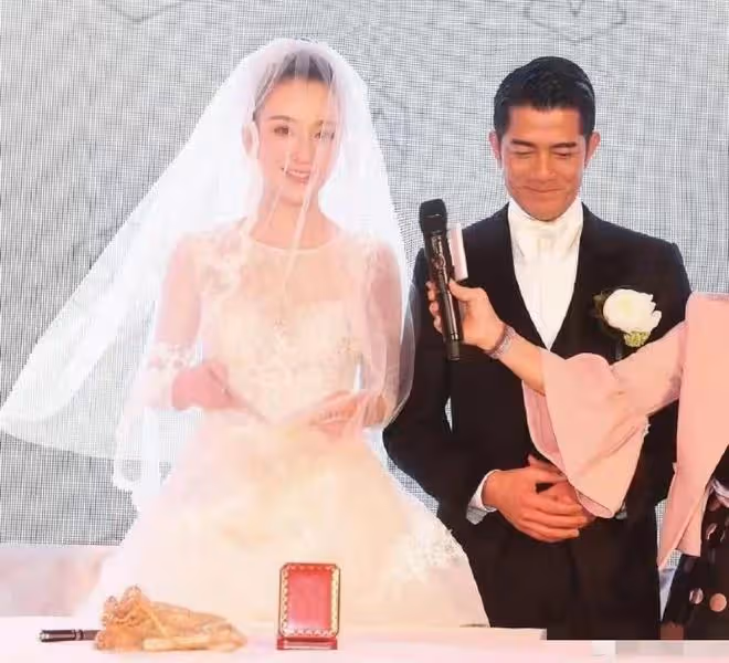 方媛慶結婚周年甜蜜獻吻!郭富城耍帥不動似蠟像,遭調侃被迫營業