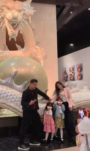 方媛慶結婚周年甜蜜獻吻!郭富城耍帥不動似蠟像,遭調侃被迫營業