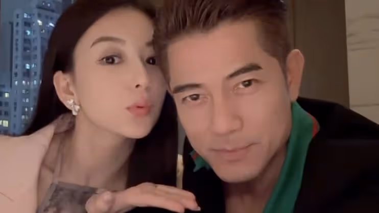 方媛慶祝結婚六周年，給老公送飛吻，57歲郭富城笑容得意送愛心回應