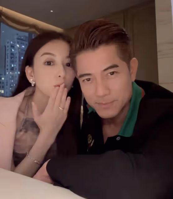 方媛慶祝結婚六周年,給老公送飛吻,57歲郭富城笑容得意送愛心回應