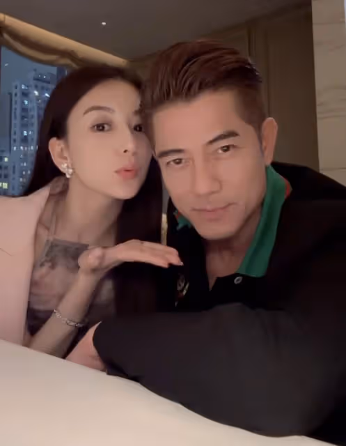 方媛慶祝結婚六周年,給老公送飛吻,57歲郭富城笑容得意送愛心回應
