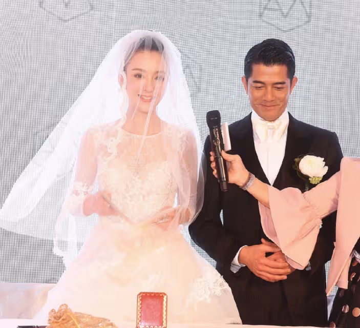 方媛慶祝結婚六周年,給老公送飛吻,57歲郭富城笑容得意送愛心回應