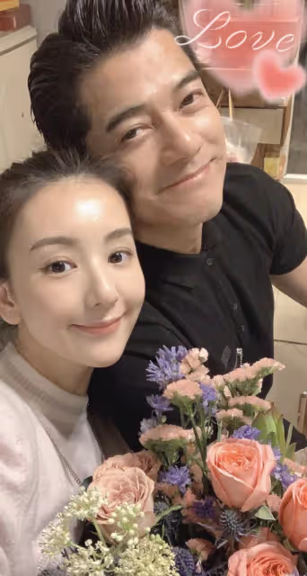 方媛慶祝結婚六周年,給老公送飛吻,57歲郭富城笑容得意送愛心回應