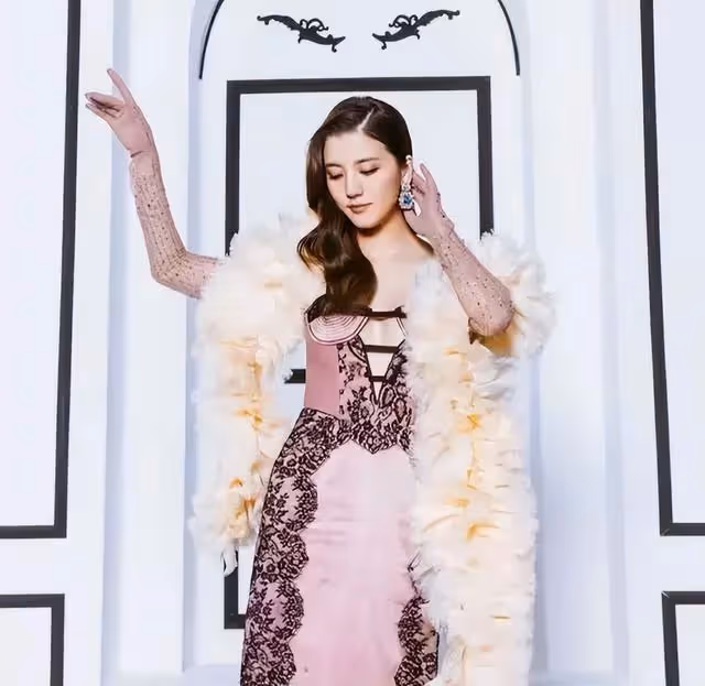 香港女星曝光內地豪宅巨廳,曾被閨蜜指已秘密結婚,急發文澄清