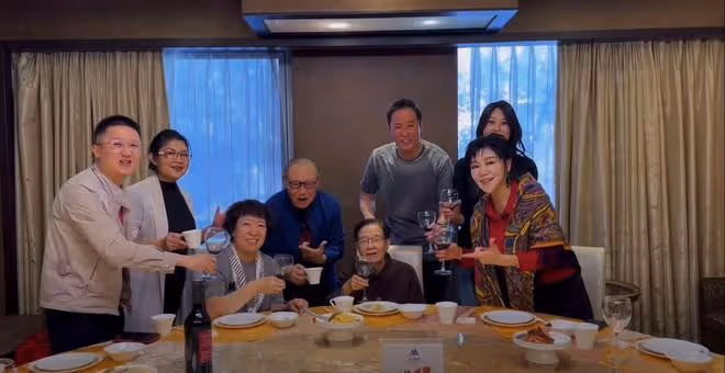 眾星喝酒為88歲谷建芬慶生，董文華臉部浮腫，蘇紅喪夫11年變化大