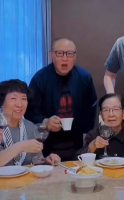 眾星喝酒為88歲谷建芬慶生，董文華臉部浮腫，蘇紅喪夫11年變化大