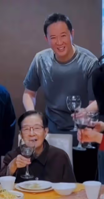 眾星喝酒為88歲谷建芬慶生，董文華臉部浮腫，蘇紅喪夫11年變化大