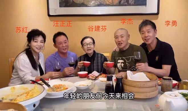 眾星喝酒為88歲谷建芬慶生，董文華臉部浮腫，蘇紅喪夫11年變化大