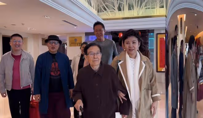 眾星喝酒為88歲谷建芬慶生,董文華臉部浮腫,蘇紅喪夫11年變化大