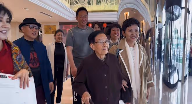 眾星喝酒為88歲谷建芬慶生,董文華臉部浮腫,蘇紅喪夫11年變化大
