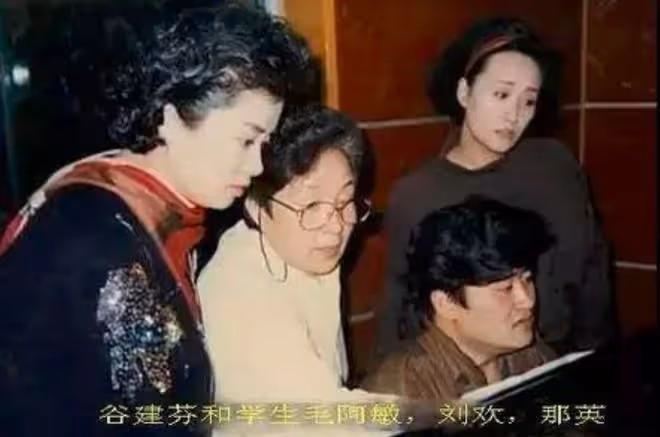 眾星喝酒為88歲谷建芬慶生,董文華臉部浮腫,蘇紅喪夫11年變化大