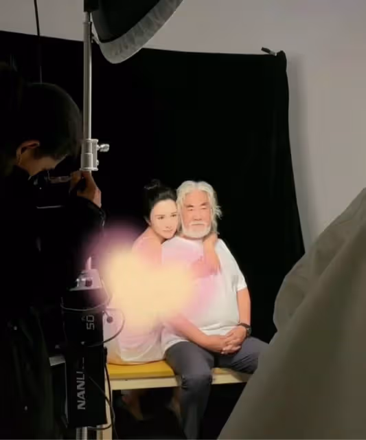71歲張紀中與妻子拍大膽寫真,杜星霖需遮碼,全程擋小腹疑懷三胎