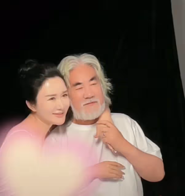 71歲張紀中與妻子拍大膽寫真,杜星霖需遮碼,全程擋小腹疑懷三胎