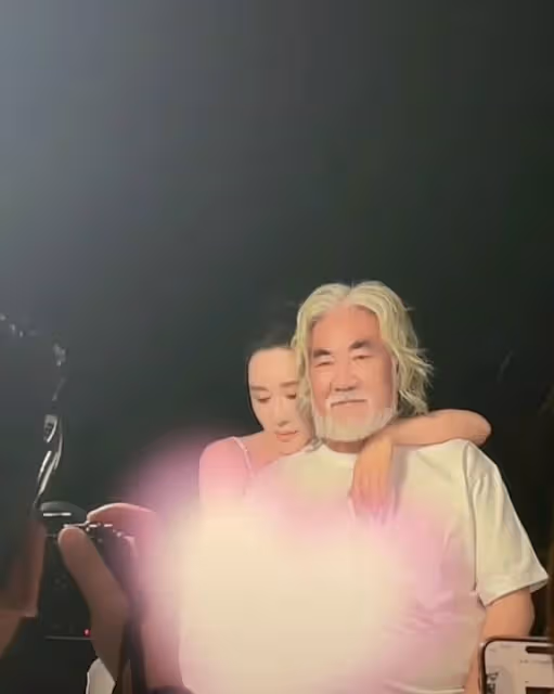71歲張紀中與妻子拍大膽寫真,杜星霖需遮碼,全程擋小腹疑懷三胎