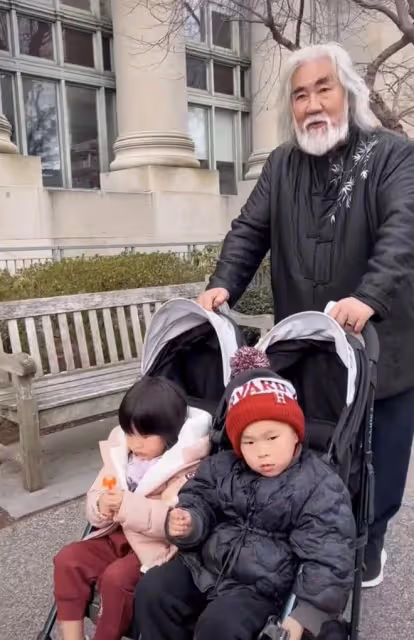 71歲張紀中與妻子拍大膽寫真,杜星霖需遮碼,全程擋小腹疑懷三胎