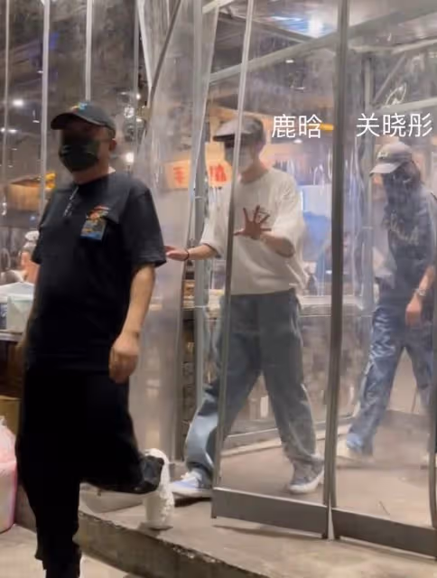 鹿晗33歲生日,與關曉彤合體吃火鍋被偶遇,被女友緊隨好般配