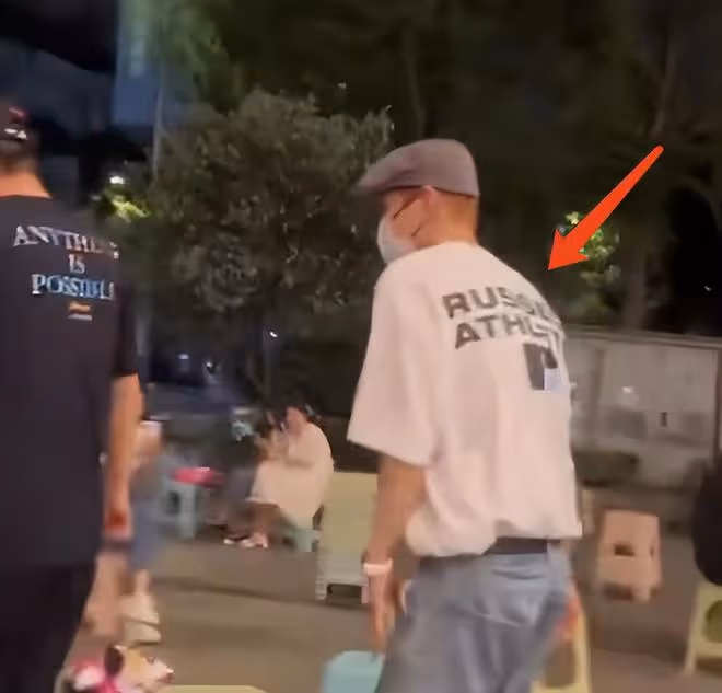 鹿晗33歲生日,與關曉彤合體吃火鍋被偶遇,被女友緊隨好般配