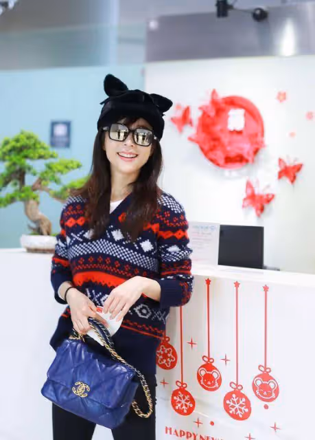 不愧是「文藝女神」，印花毛衣配緊身褲隨性慵懶，氣質出眾