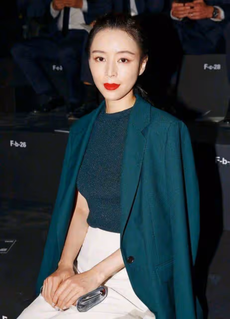 不愧是「文藝女神」，印花毛衣配緊身褲隨性慵懶，氣質出眾