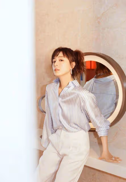 不愧是「文藝女神」，印花毛衣配緊身褲隨性慵懶，氣質出眾