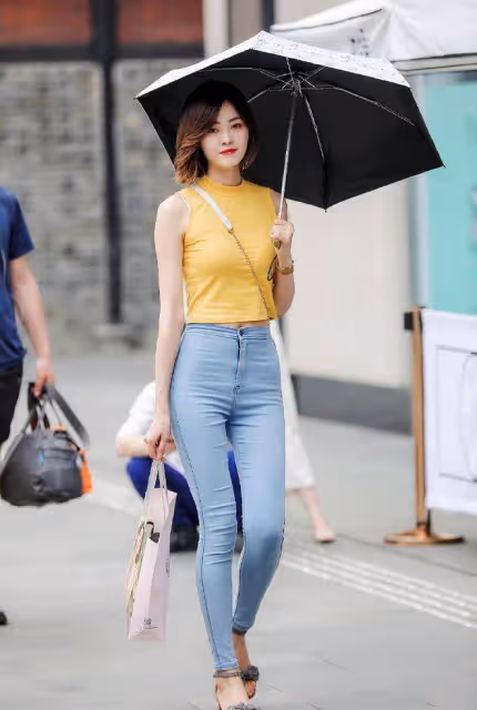 小姐姐穿緊身牛仔褲，輕鬆秀出婀娜多姿的身材，簡直不要太性感