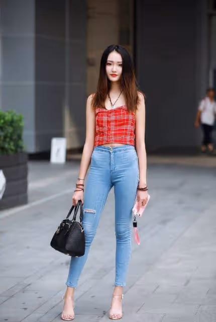 小姐姐穿緊身牛仔褲，輕鬆秀出婀娜多姿的身材，簡直不要太性感