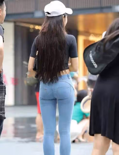 小姐姐穿緊身牛仔褲，輕鬆秀出婀娜多姿的身材，簡直不要太性感