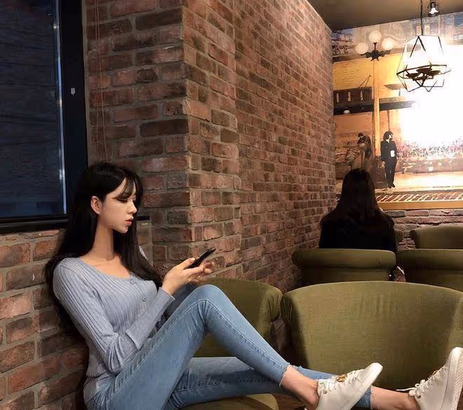 牛仔褲修身顯瘦緊身設計，展現出女神般的氣質，讓人眼前一亮！