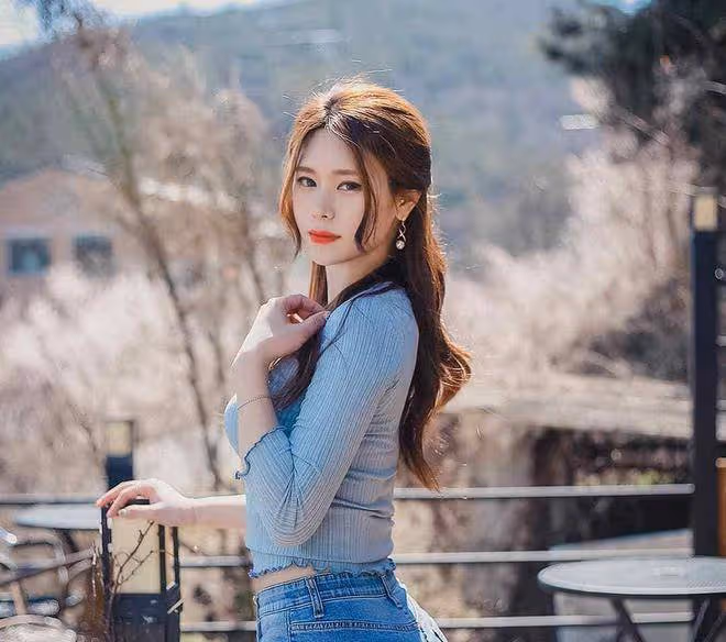 牛仔褲修身顯瘦緊身設計，展現出女神般的氣質，讓人眼前一亮！