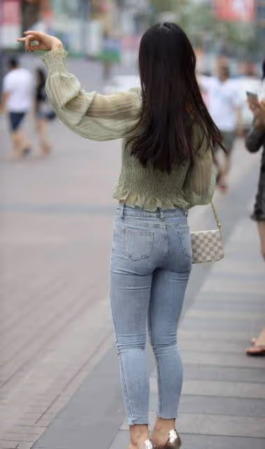 簡約顯瘦緊身牛仔褲，搭配長袖上衣，時尚氣質佳！