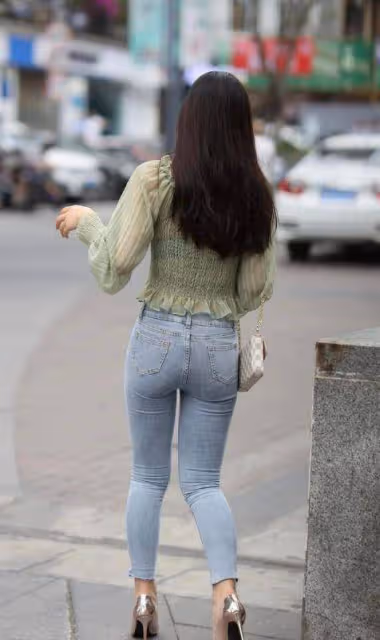 簡約顯瘦緊身牛仔褲，搭配長袖上衣，時尚氣質佳！