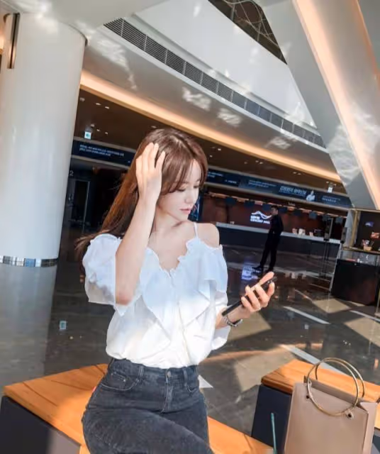 穿上貼身的緊身牛仔褲，會讓人不覺得多看你幾眼，展現女神風采
