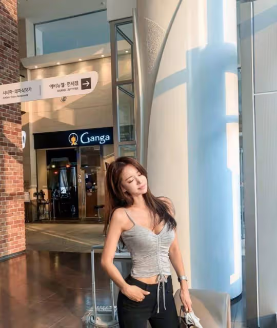 穿上貼身的緊身牛仔褲，會讓人不覺得多看你幾眼，展現女神風采
