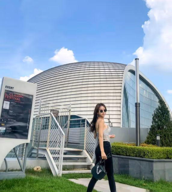 穿上貼身的緊身牛仔褲，會讓人不覺得多看你幾眼，展現女神風采