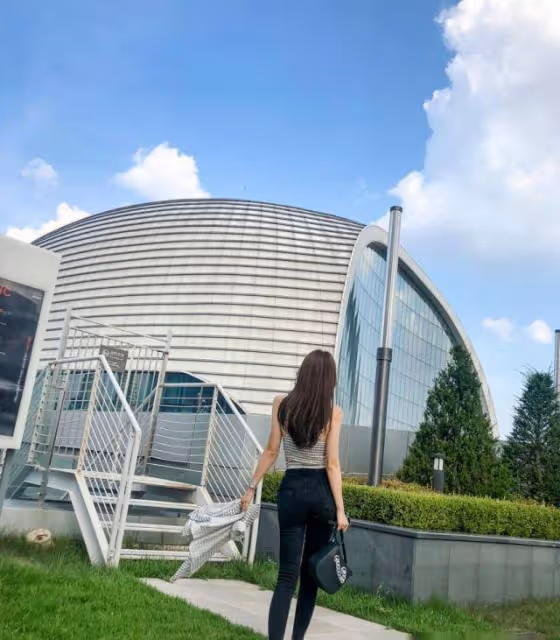 穿上貼身的緊身牛仔褲，會讓人不覺得多看你幾眼，展現女神風采