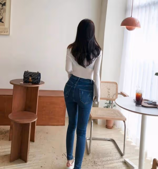 穿上貼身的緊身牛仔褲，會讓人不覺得多看你幾眼，展現女神風采