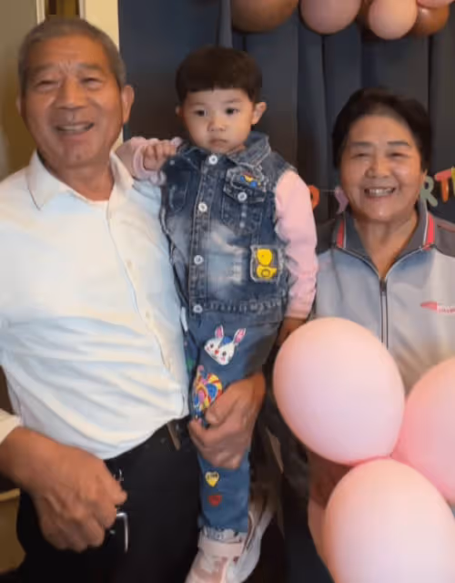 72歲黃維平陪女兒放風箏玩滑輪,3歲天賜冰雪聰明,七旬媽未同行
