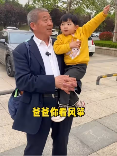 72歲黃維平陪女兒放風箏玩滑輪,3歲天賜冰雪聰明,七旬媽未同行