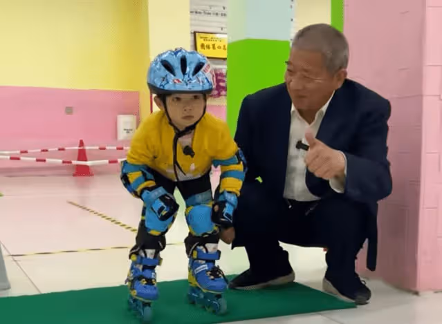 72歲黃維平陪女兒放風箏玩滑輪,3歲天賜冰雪聰明,七旬媽未同行