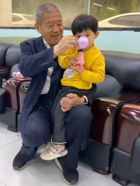 72歲黃維平陪女兒放風箏玩滑輪,3歲天賜冰雪聰明,七旬媽未同行