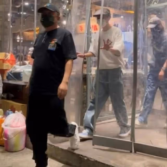 鹿晗關曉彤成都慶生,被網友偶遇,男方駝背與女方身姿對比太惹眼