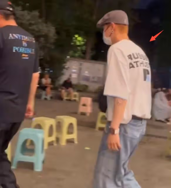 鹿晗關曉彤成都慶生,被網友偶遇,男方駝背與女方身姿對比太惹眼
