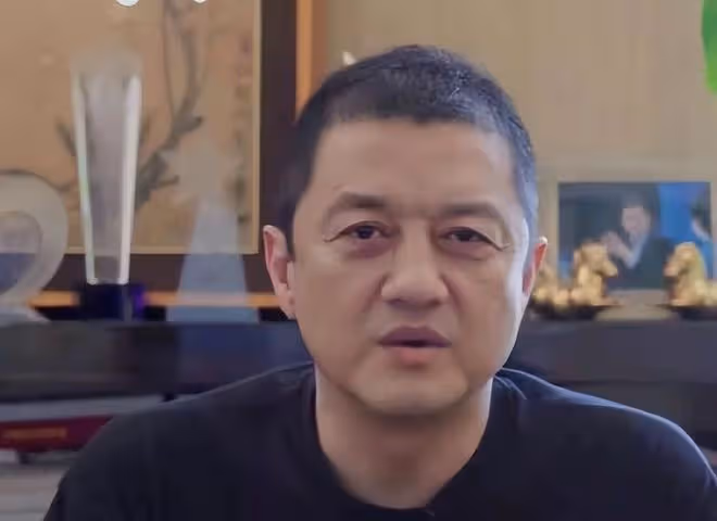 李亞鵬半夜陪美女逛街被拍，手挽手親密似情侶，海哈的反應太卑微