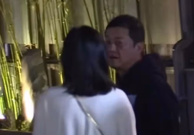 李亞鵬半夜陪美女逛街被拍，手挽手親密似情侶，海哈的反應太卑微
